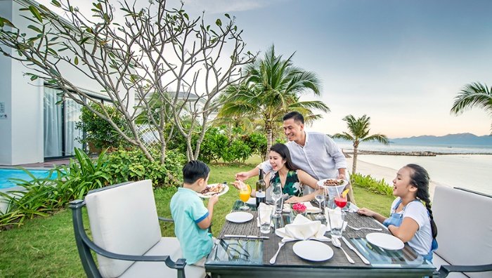 Chiêm bao thấy cả gia đình ăn uống sang trọng trong khu nghỉ dưỡng đánh con 12 - 35